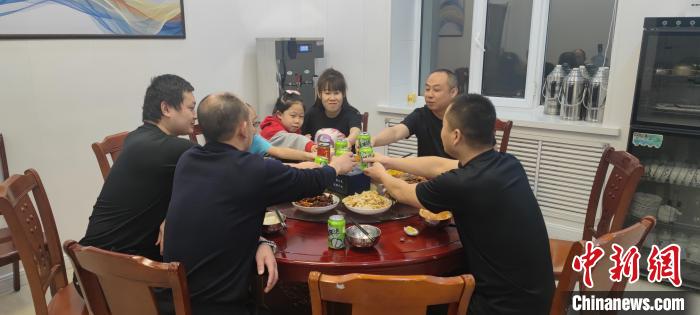 圖為恩和哈達邊境派出所的年夜飯?！《骱凸_邊境派出所供圖