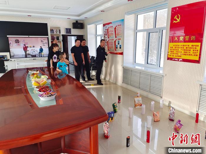 圖為恩和哈達邊境派出所民警和家屬玩套圈?！《骱凸_邊境派出所供圖